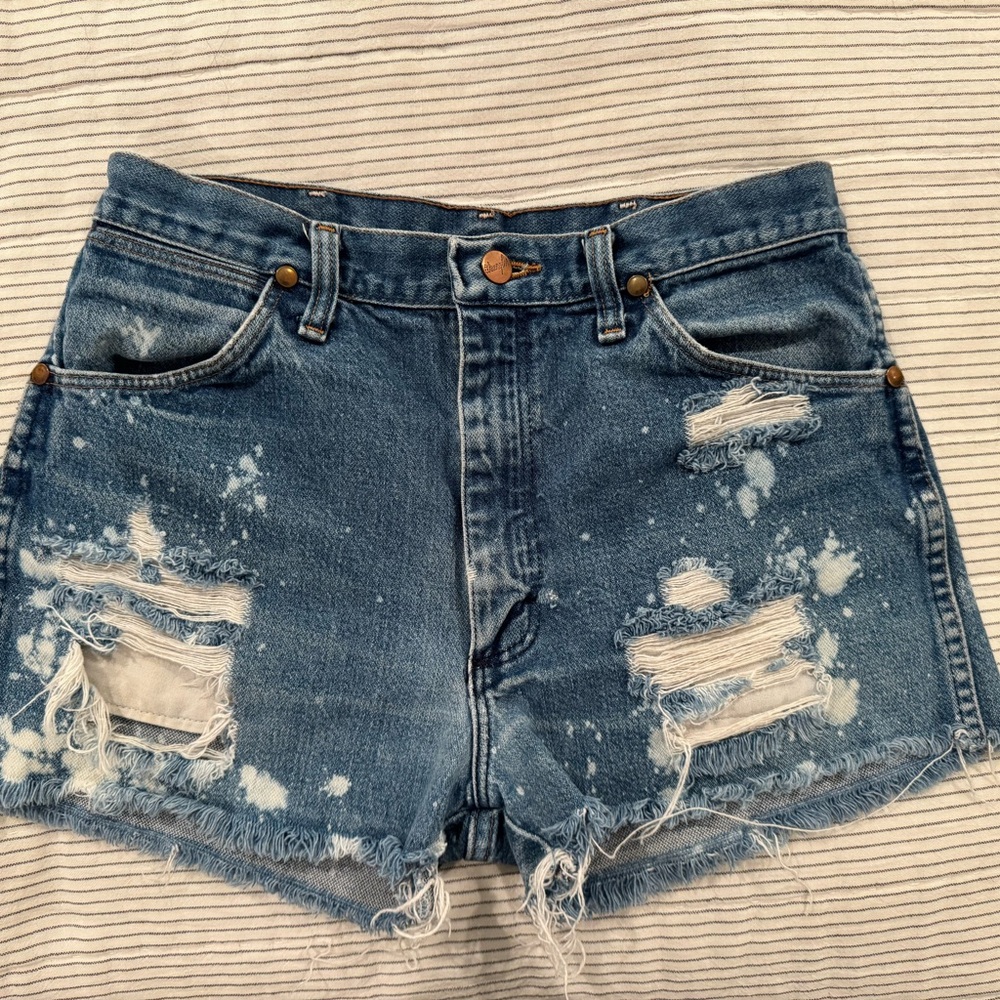 Wrangler Jean Shorts with Distressed Raw Hem